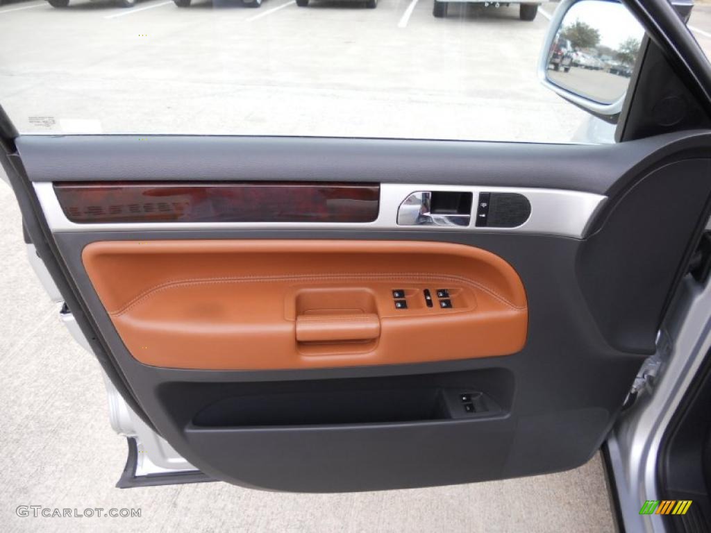 2006 Volkswagen Touareg V10 TDI Teak Door Panel Photo #45415421