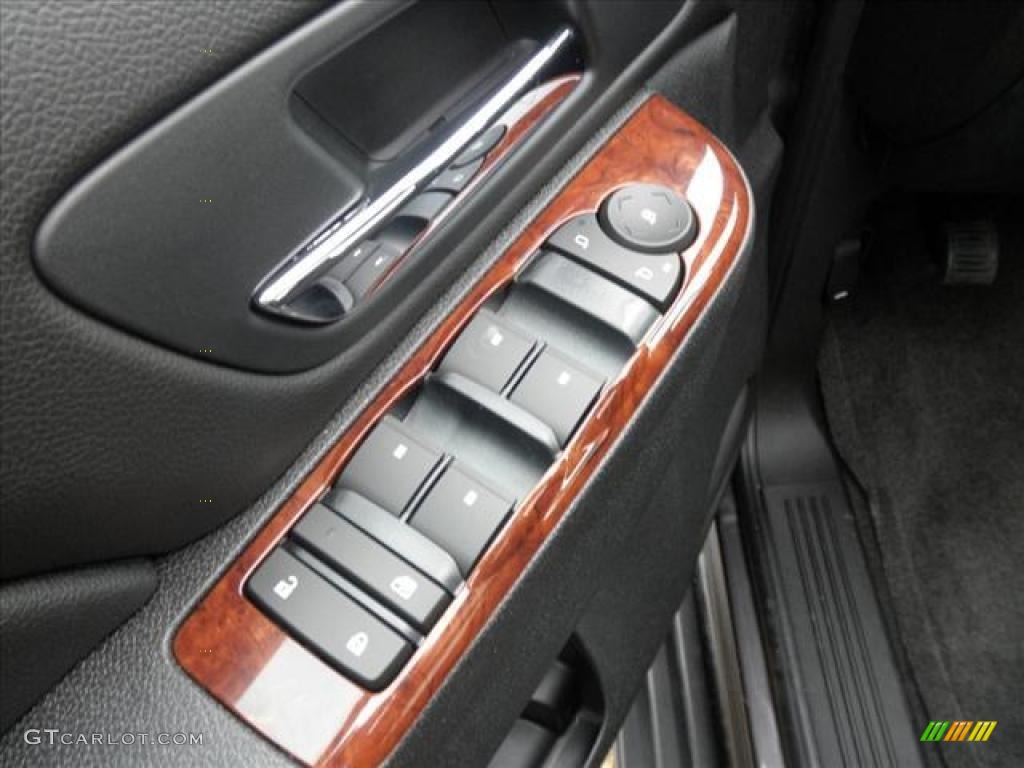 2011 GMC Yukon SLE 4x4 Controls Photo #45423759