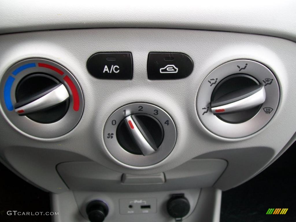 2011 Hyundai Accent GLS 4 Door Controls Photo #45428195