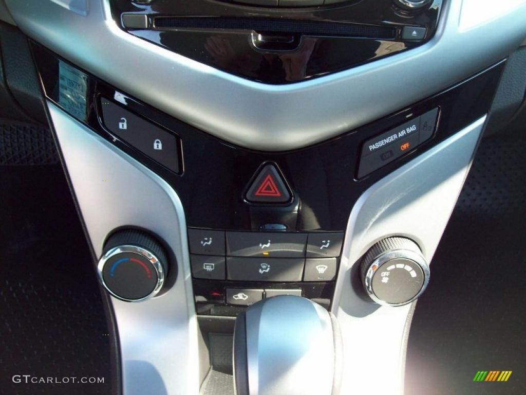 2011 Chevrolet Cruze LT/RS Controls Photo #45437979