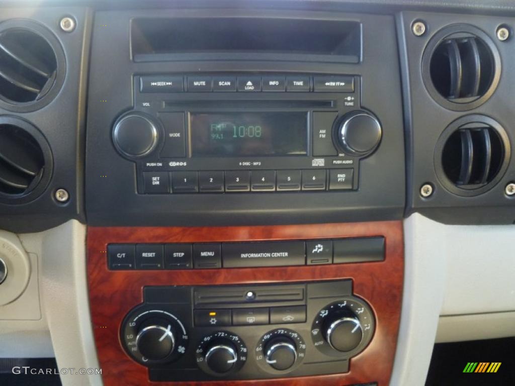 2007 Jeep Commander Limited Controls Photo #45445587