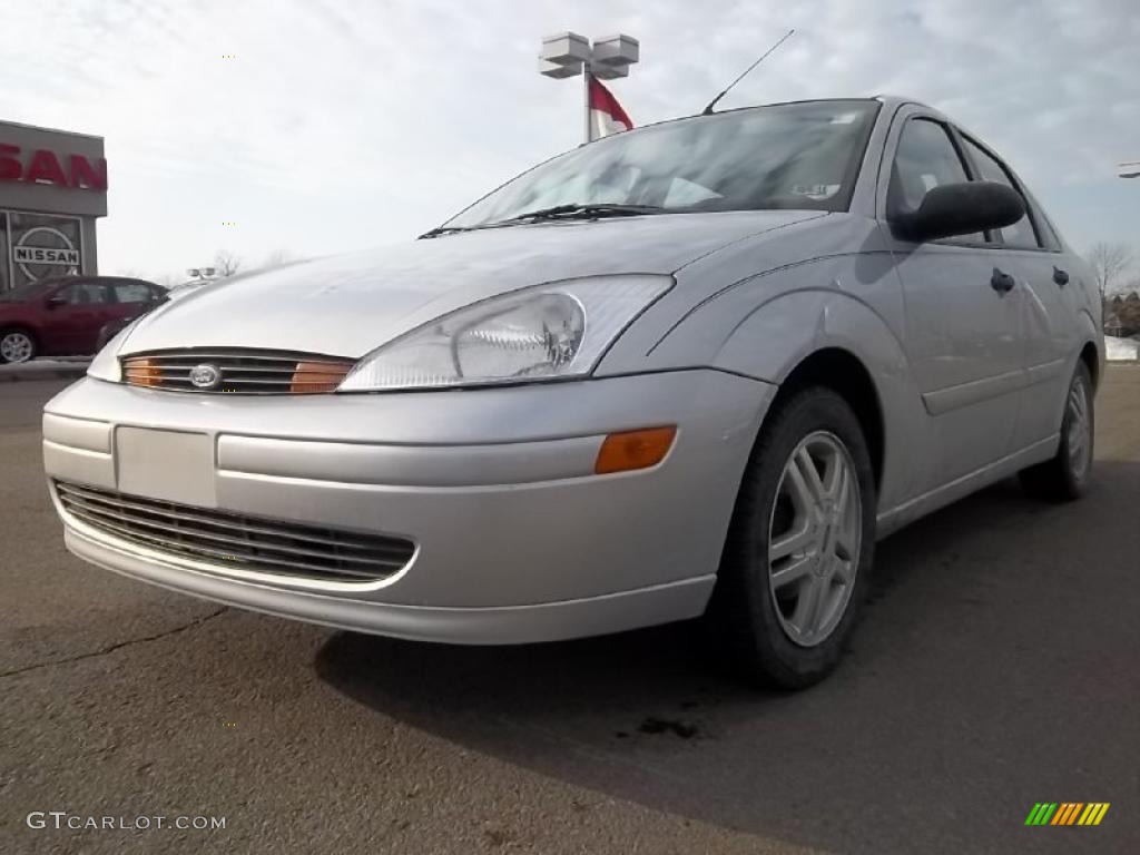 2000 Focus SE Sedan - CD Silver Metallic / Medium Graphite photo #1