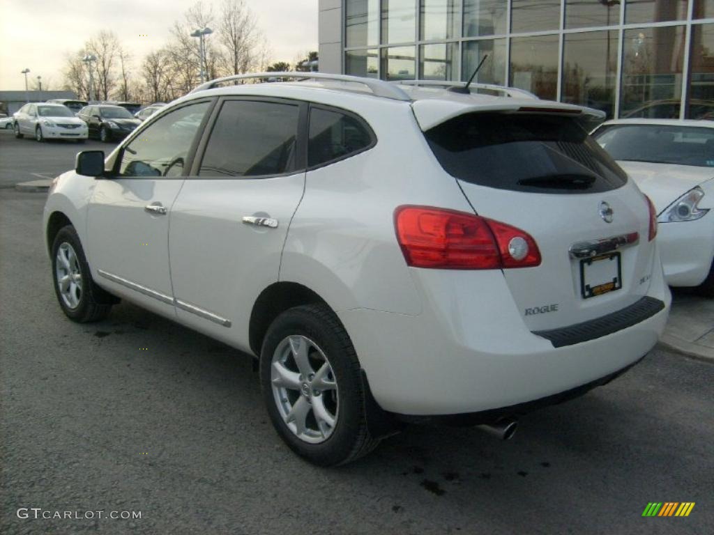 2011 Rogue SV AWD - Pearl White / Black photo #7