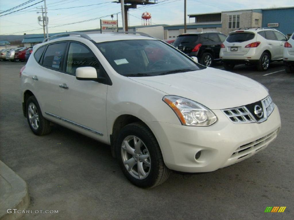 2011 Rogue SV AWD - Pearl White / Black photo #10