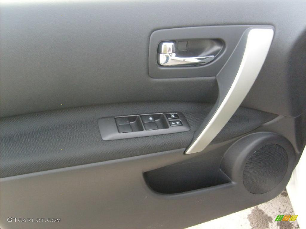 2011 Rogue SV AWD - Pearl White / Black photo #14