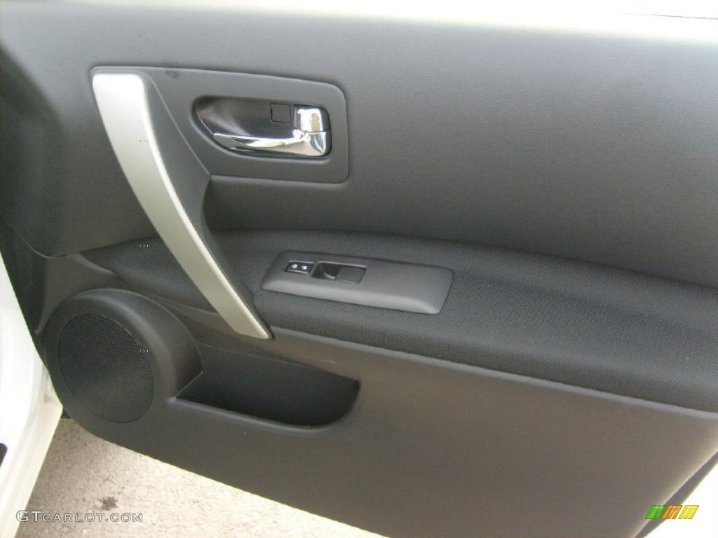 2011 Rogue SV AWD - Pearl White / Black photo #17