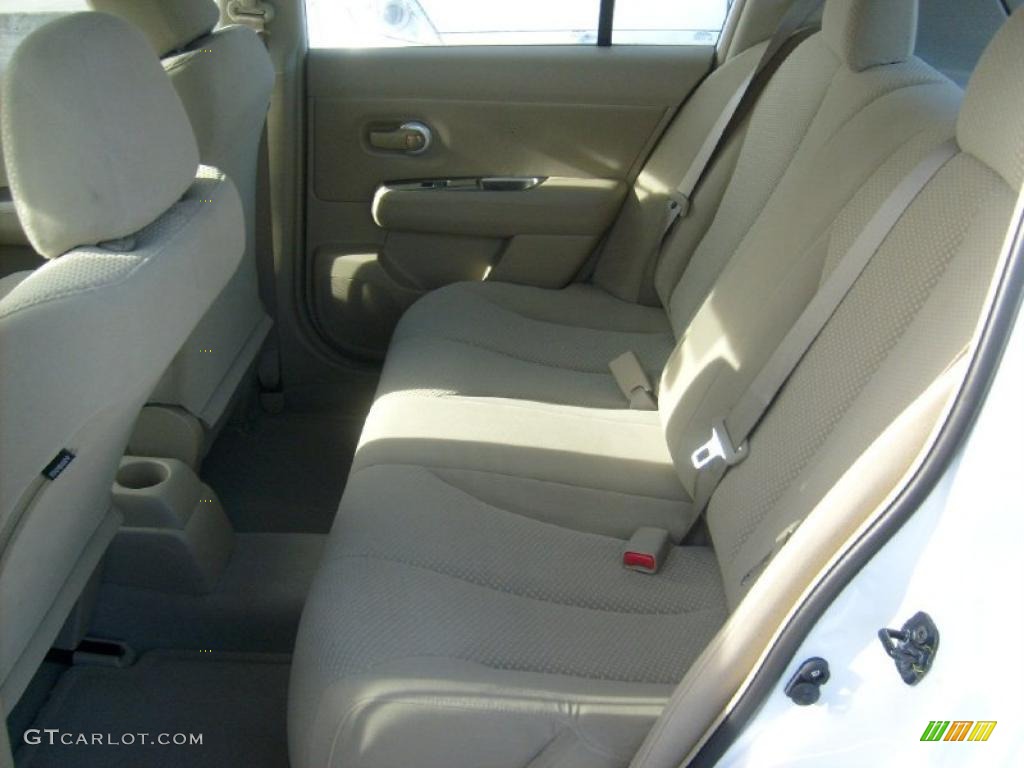 2011 Versa 1.8 S Hatchback - Fresh Powder White / Beige photo #4