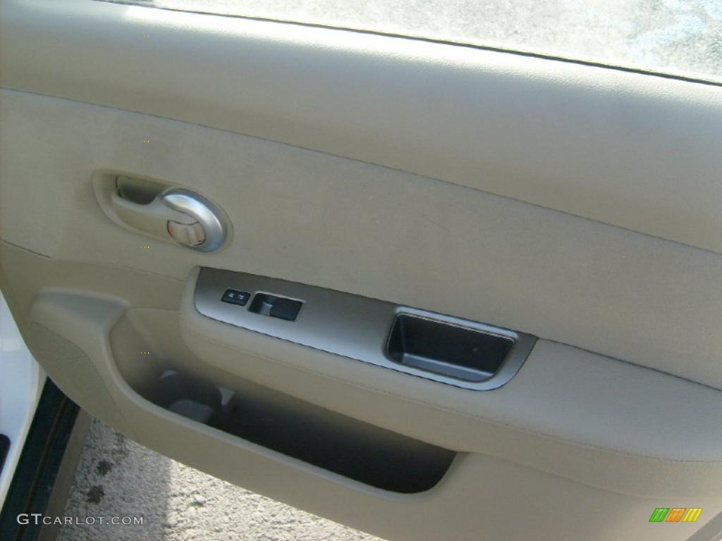 2011 Versa 1.8 S Hatchback - Fresh Powder White / Beige photo #17