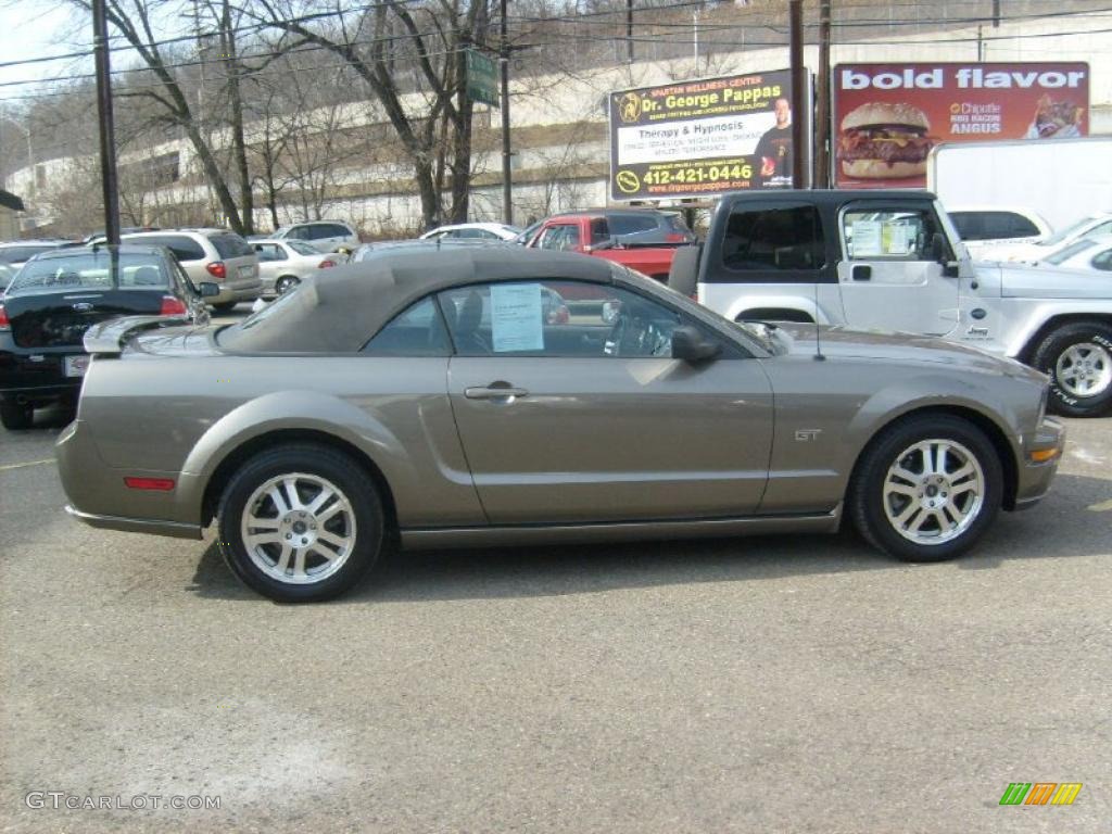 2005 Mustang GT Premium Convertible - Mineral Grey Metallic / Dark Charcoal photo #6