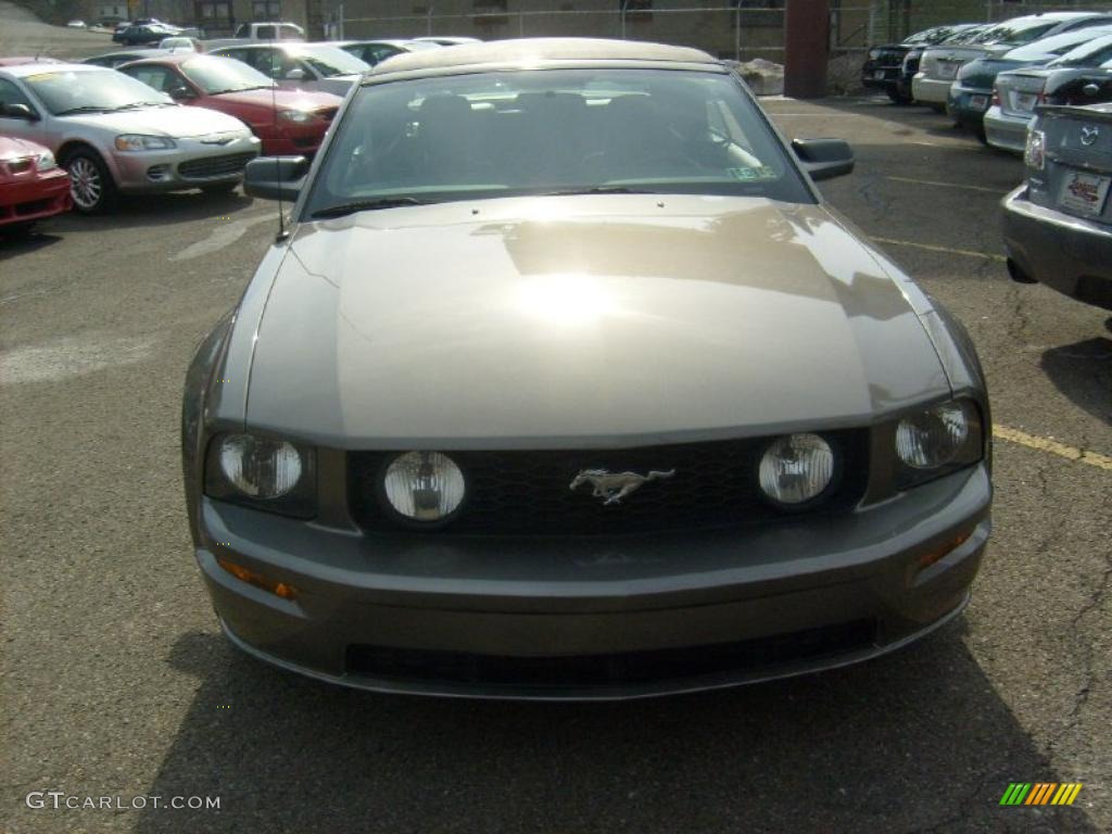 2005 Mustang GT Premium Convertible - Mineral Grey Metallic / Dark Charcoal photo #8