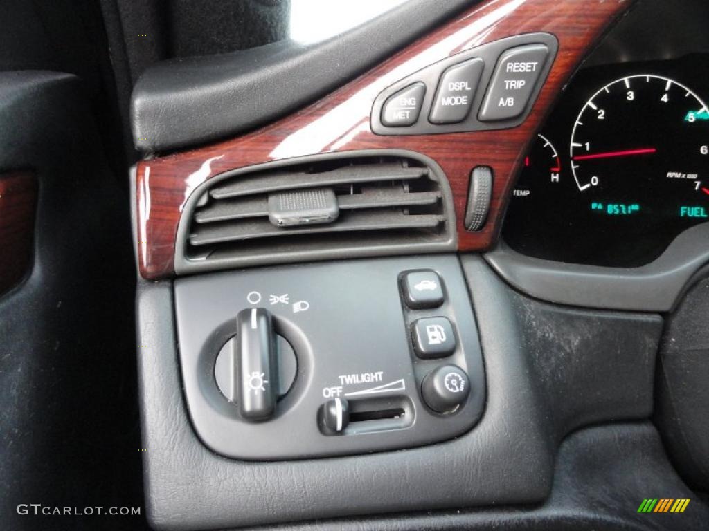 2004 Cadillac DeVille DHS Controls Photo #45468210