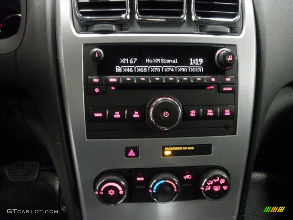 2011 GMC Acadia SLE AWD Controls Photo #45468902