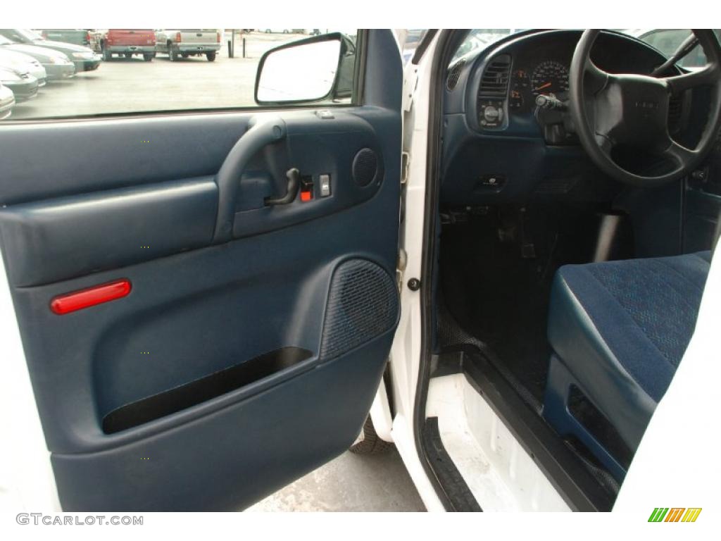2003 Safari Cargo Van - Summit White / Navy Blue photo #16