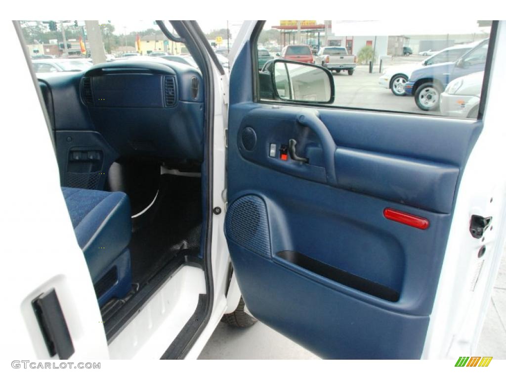 2003 Safari Cargo Van - Summit White / Navy Blue photo #17