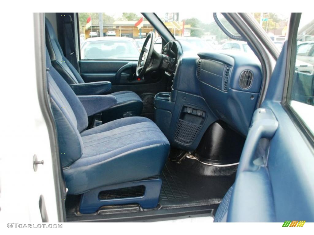 2003 Safari Cargo Van - Summit White / Navy Blue photo #19