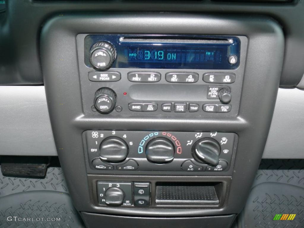 2003 Chevrolet Venture LS AWD Controls Photos