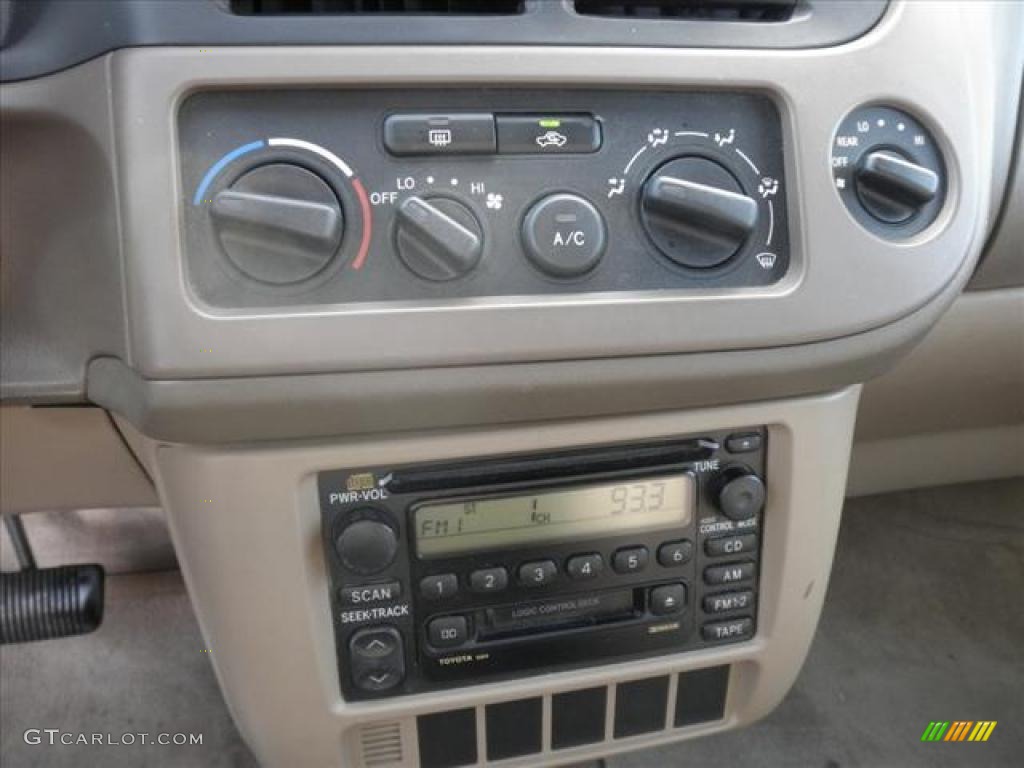 2001 Toyota Sienna CE Controls Photo #45488311