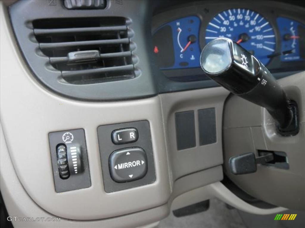 2001 Toyota Sienna CE Controls Photo #45488339