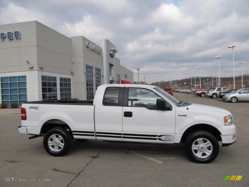 2005 F150 STX SuperCab 4x4 - Oxford White / Medium Flint Grey photo #2