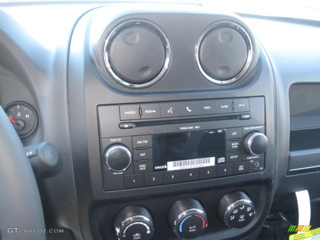 2011 Jeep Compass 2.4 Latitude Controls Photo #45530528