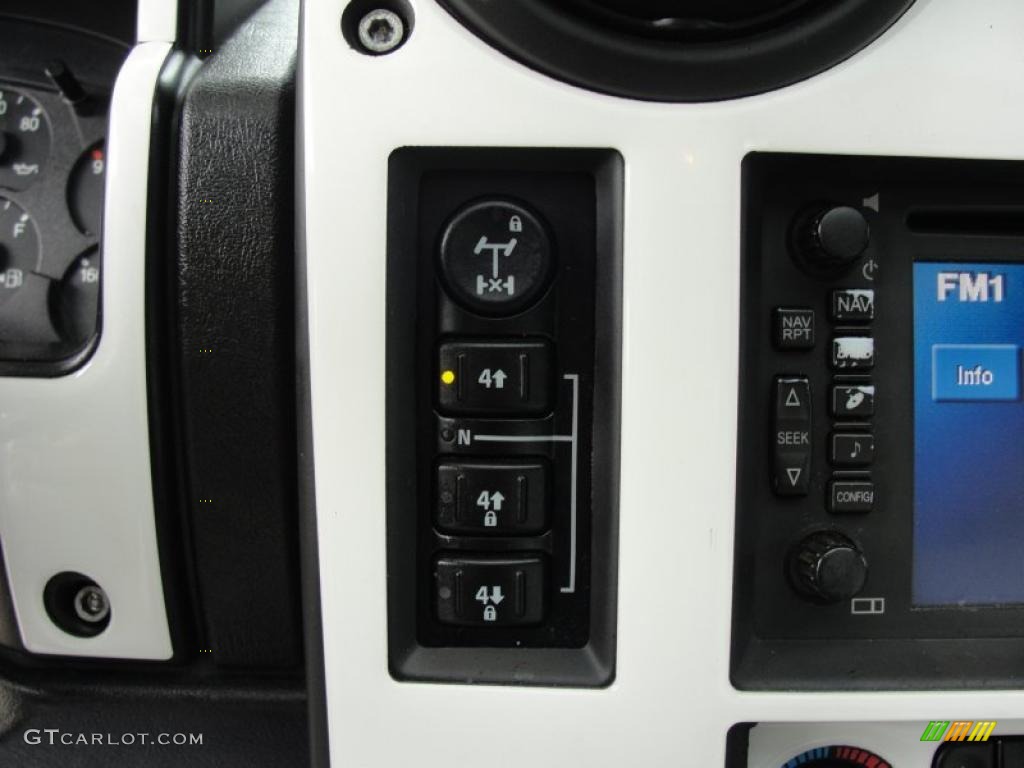 2005 Hummer H2 SUT Controls Photo #45541723