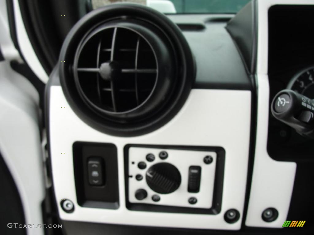 2005 Hummer H2 SUT Controls Photo #45541771