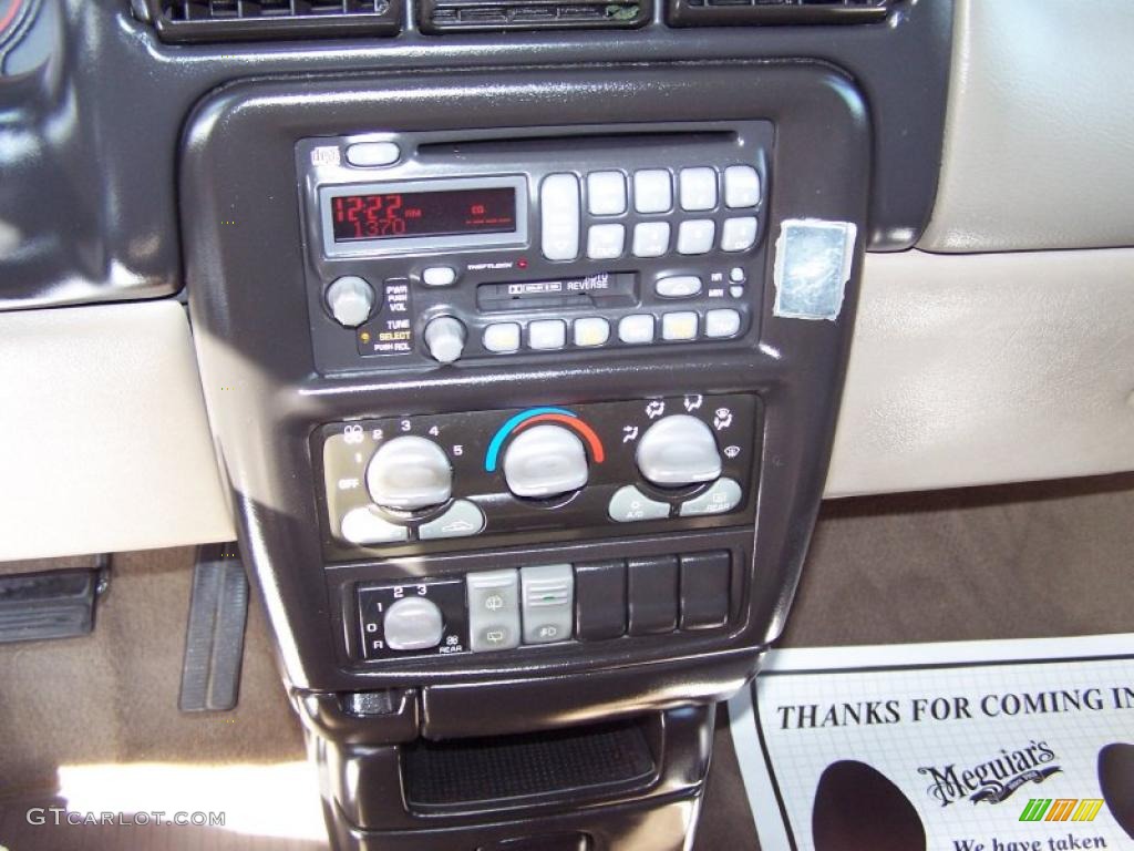 2000 Pontiac Montana Standard Montana Model Controls Photo #45568171