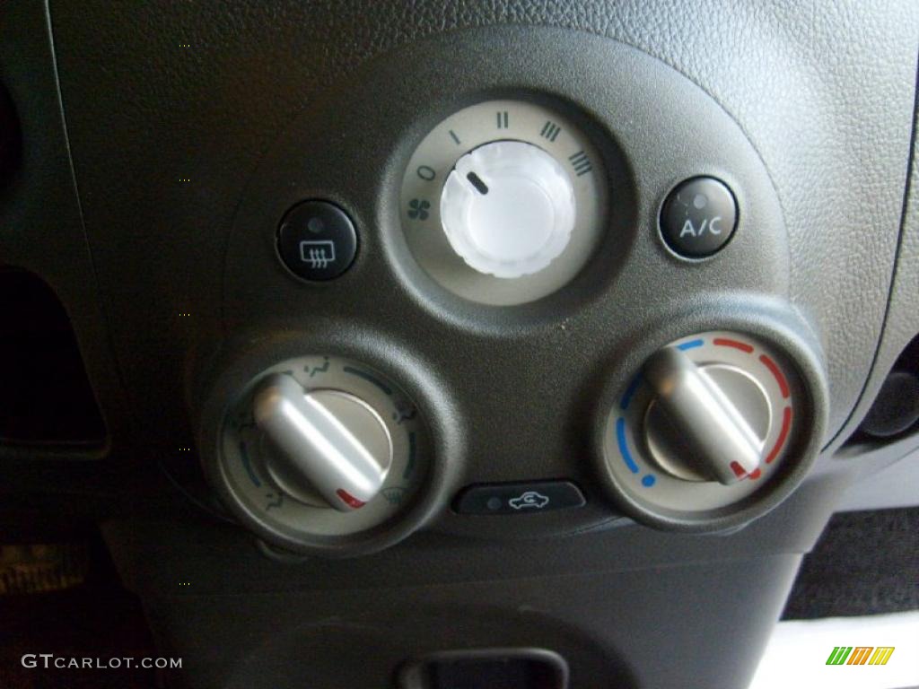 2011 Nissan Cube 1.8 S Controls Photo #45569755