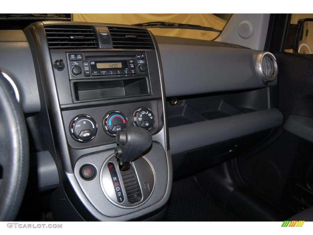 2007 Honda Element LX Controls Photo #45571659