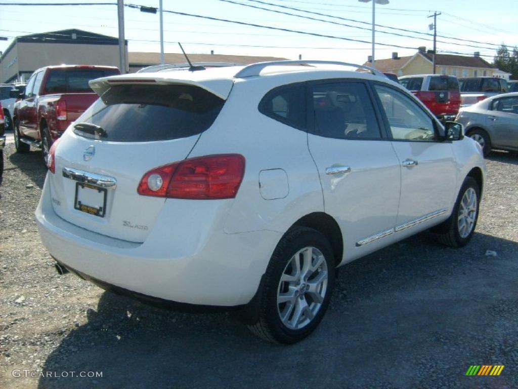 2011 Rogue SV AWD - Pearl White / Gray photo #9