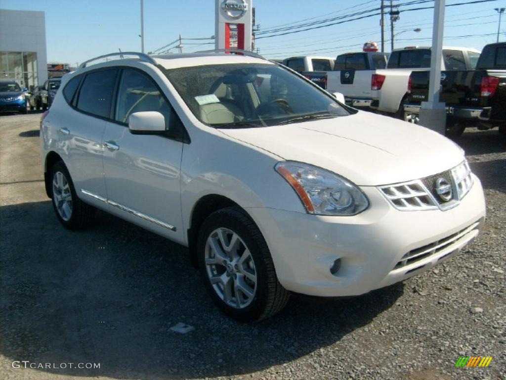 2011 Rogue SV AWD - Pearl White / Gray photo #11