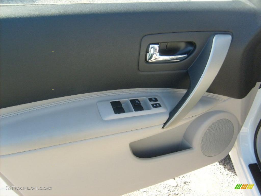 2011 Rogue SV AWD - Pearl White / Gray photo #15