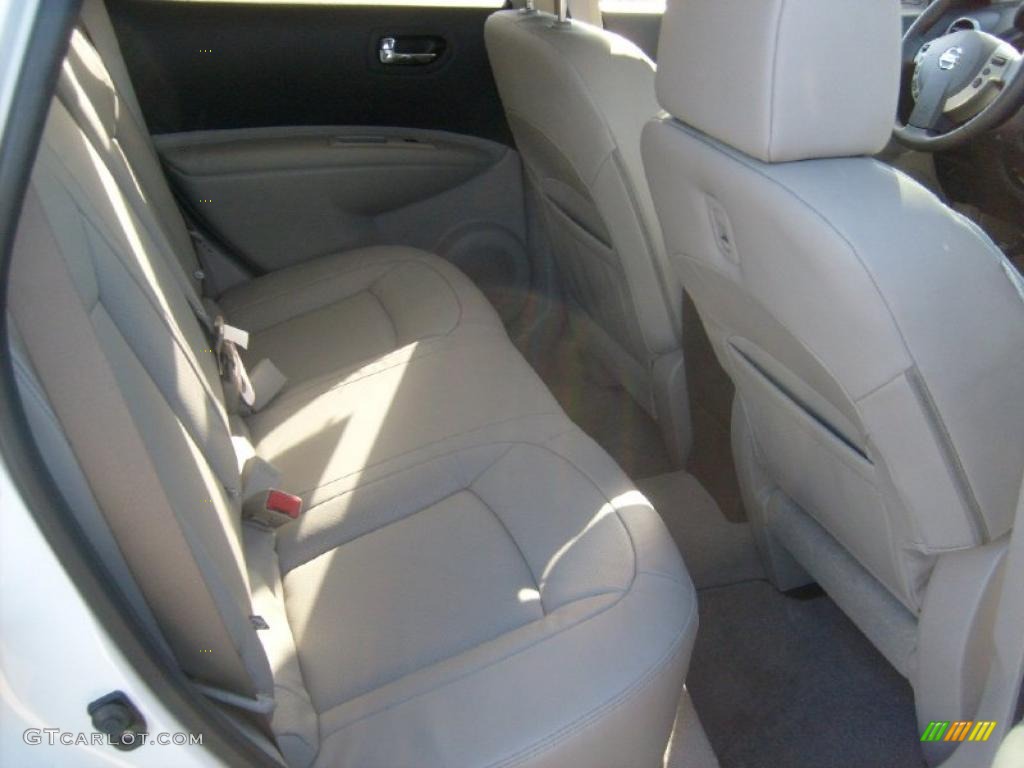 2011 Rogue SV AWD - Pearl White / Gray photo #19