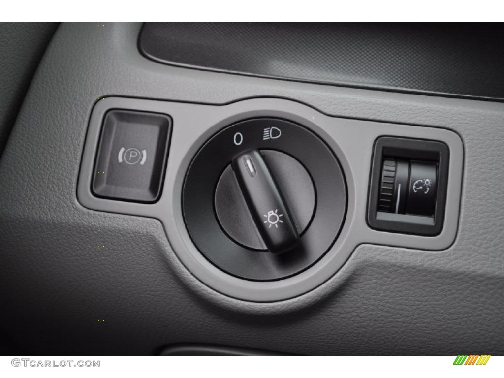 2007 Volkswagen Passat 3.6 4Motion Sedan Controls Photos