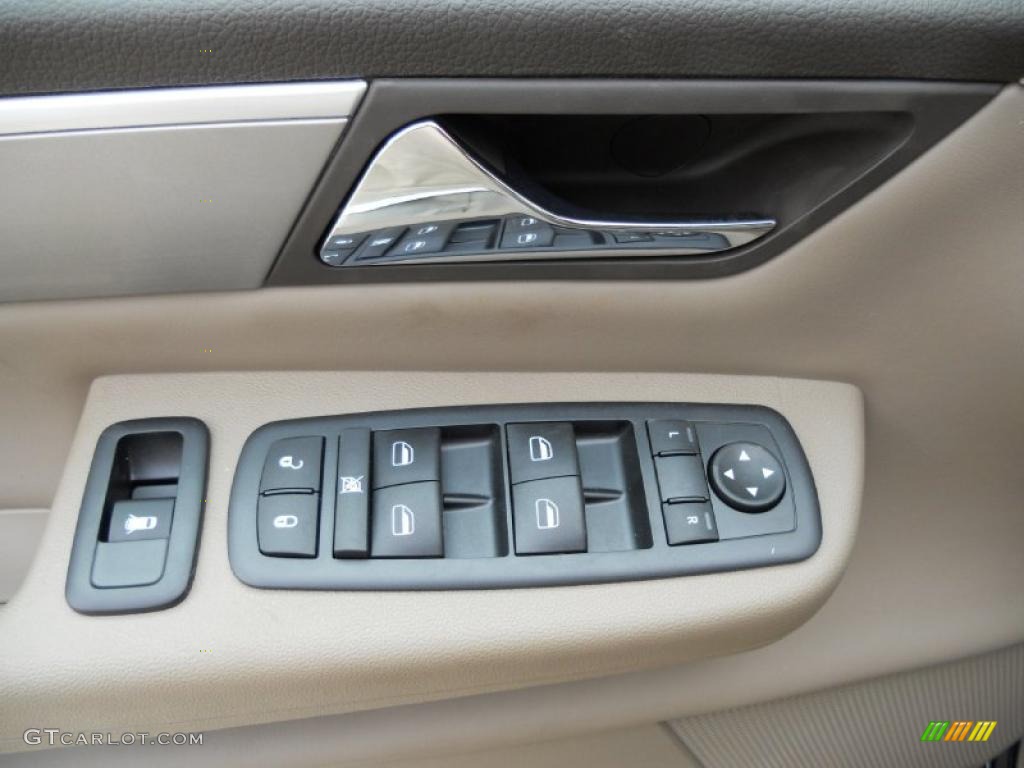 2011 Volkswagen Routan SE Controls Photo #45599297