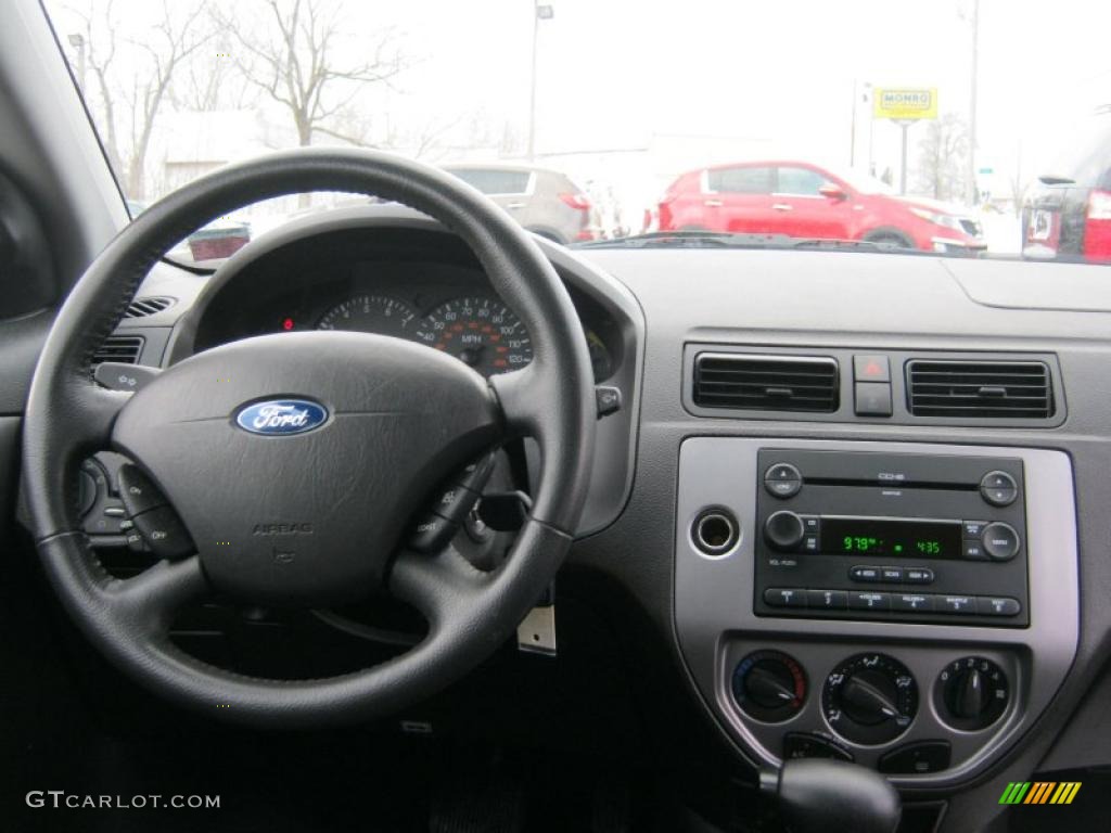 2007 Ford Focus ZX3 SES Coupe Controls Photo #45604042