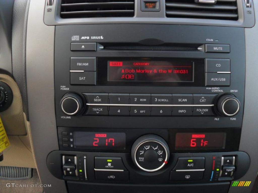 2009 Kia Borrego LX V6 Controls Photo #45615700
