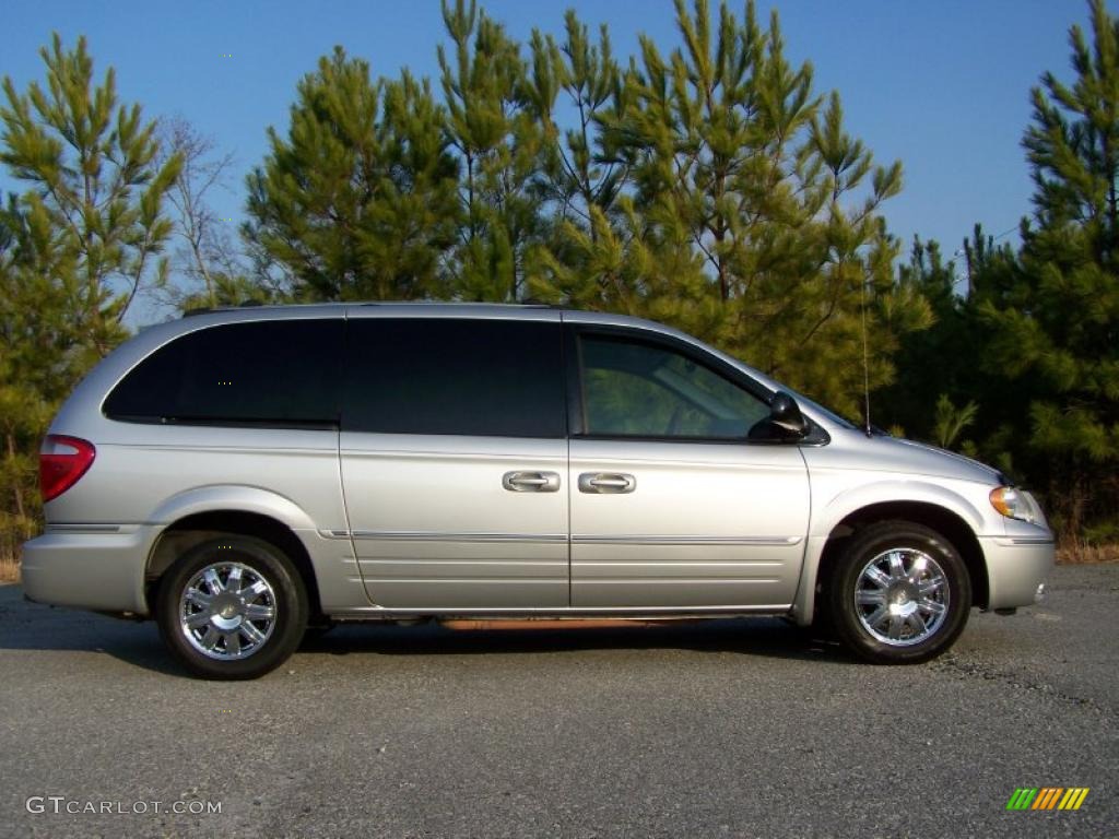 Bright Silver Metallic 2005 Chrysler Town & Country Limited Exterior Photo #45620508