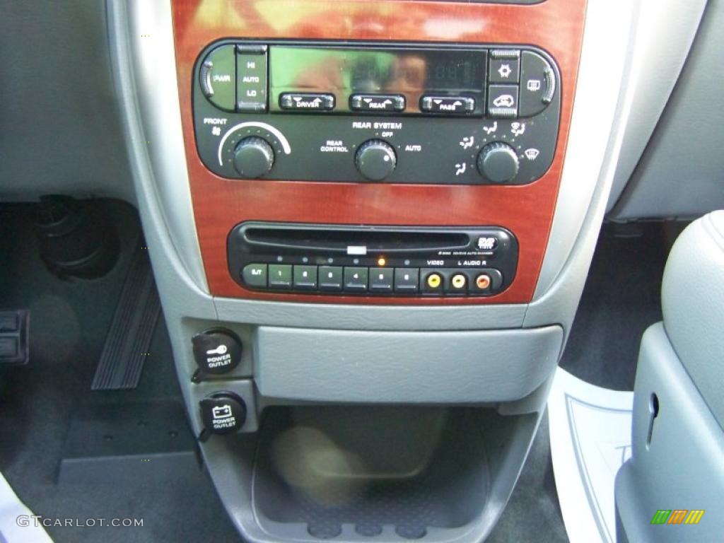 2005 Chrysler Town & Country Limited Controls Photo #45620702