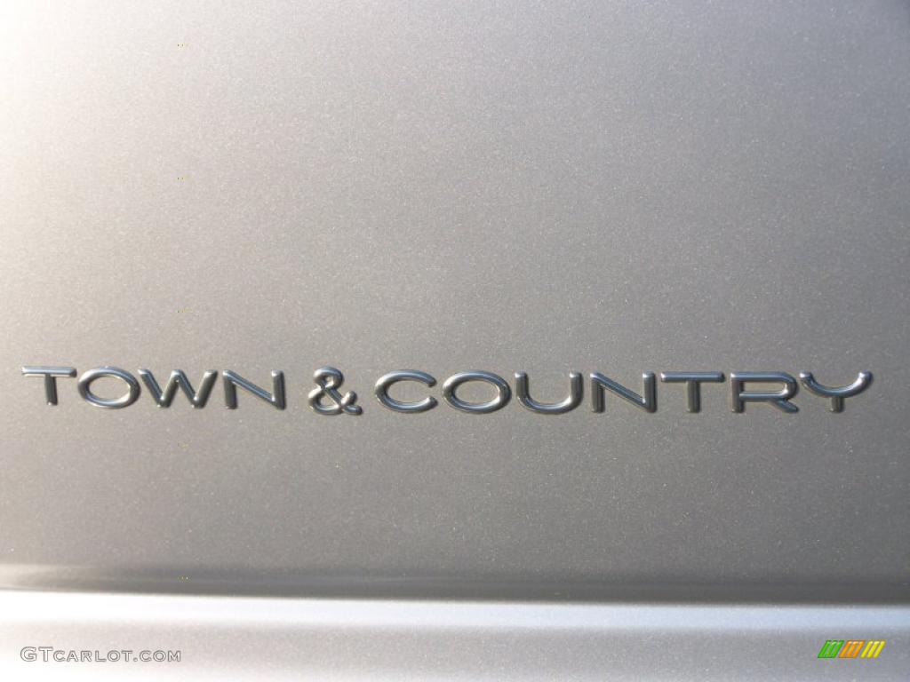 2005 Chrysler Town & Country Limited Marks and Logos Photo #45620888