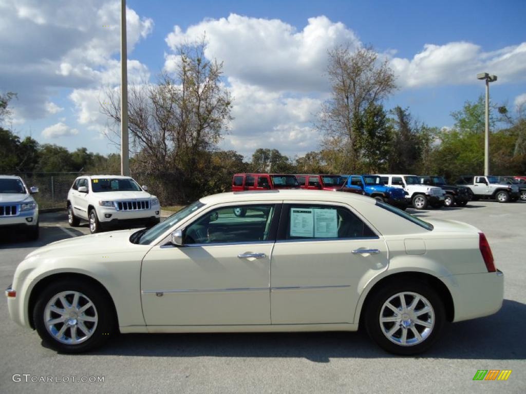 2008 300 C HEMI - Cool Vanilla White / Dark Khaki/Light Graystone photo #2