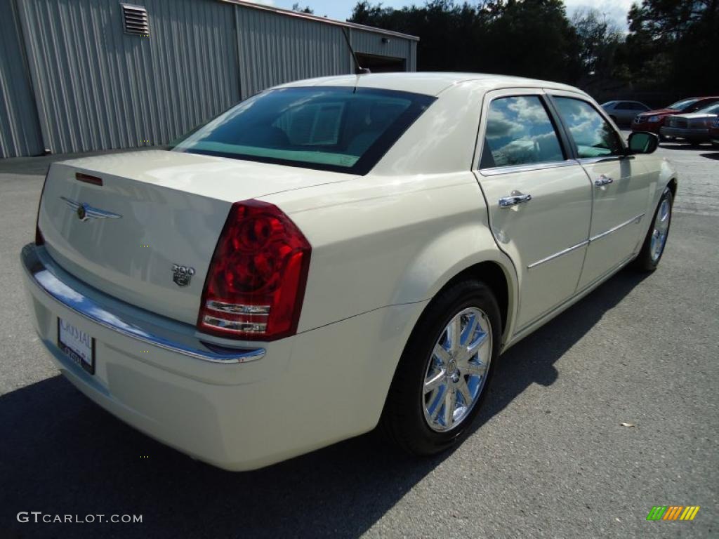 2008 300 C HEMI - Cool Vanilla White / Dark Khaki/Light Graystone photo #12