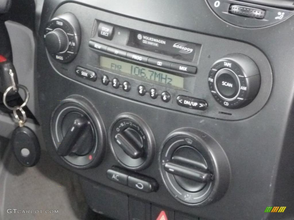2003 Volkswagen New Beetle GLS Coupe Controls Photo #45639954
