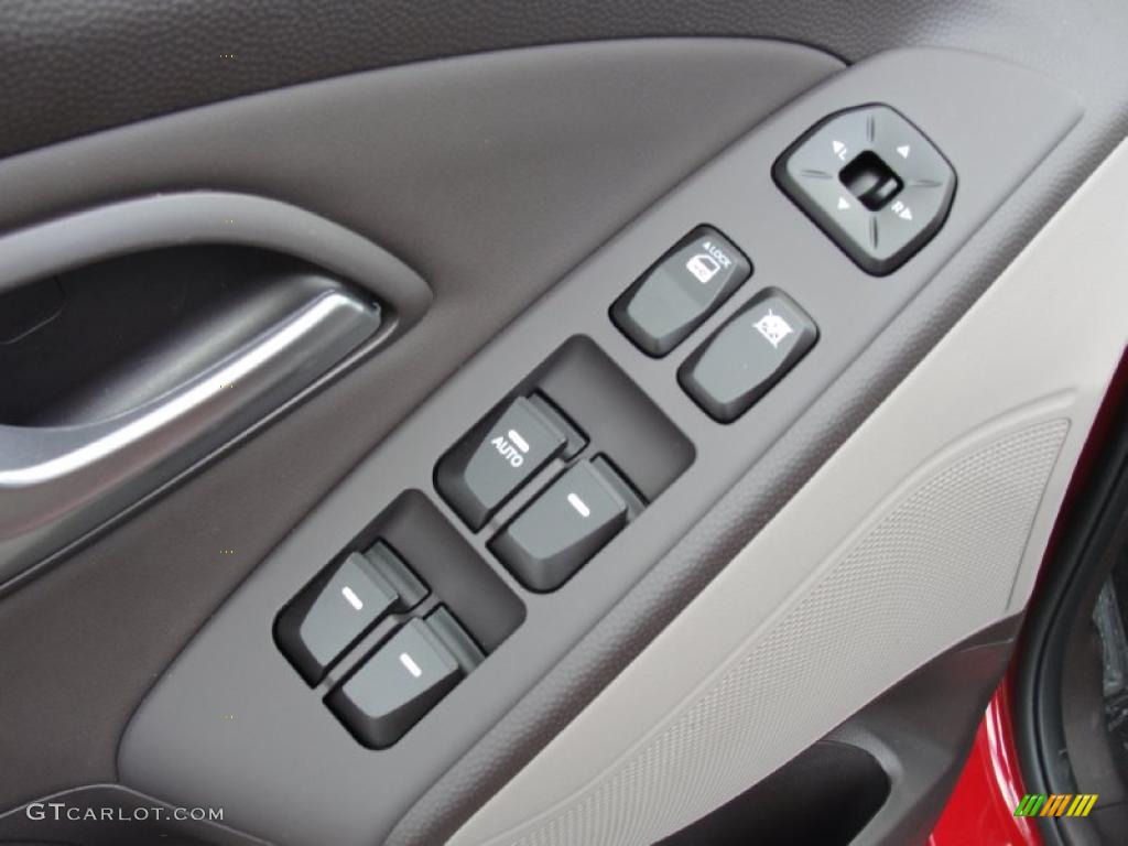 2011 Hyundai Tucson GLS Controls Photo #45650553