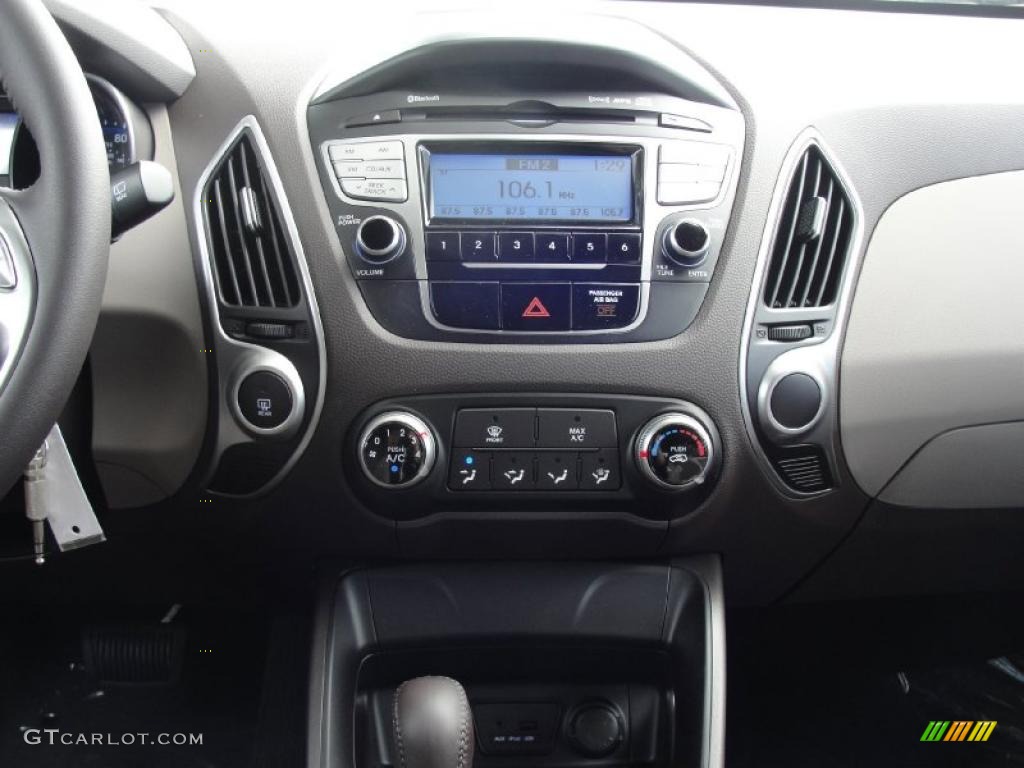 2011 Hyundai Tucson GLS Controls Photo #45650603