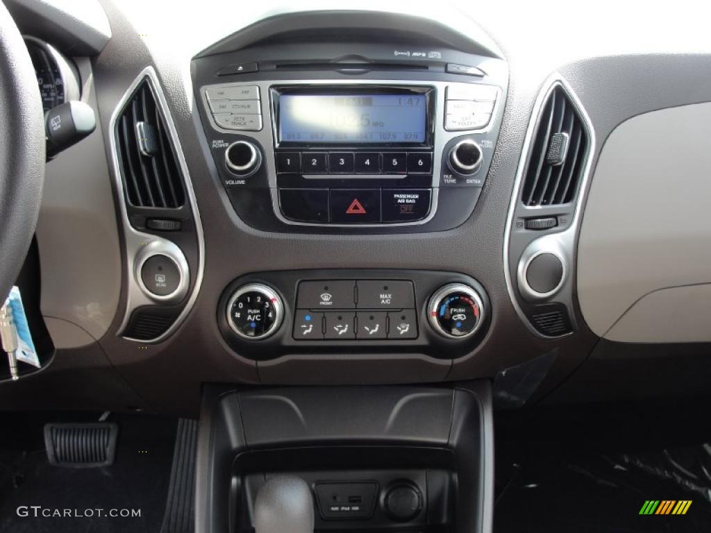 2011 Hyundai Tucson GL Controls Photo #45651073