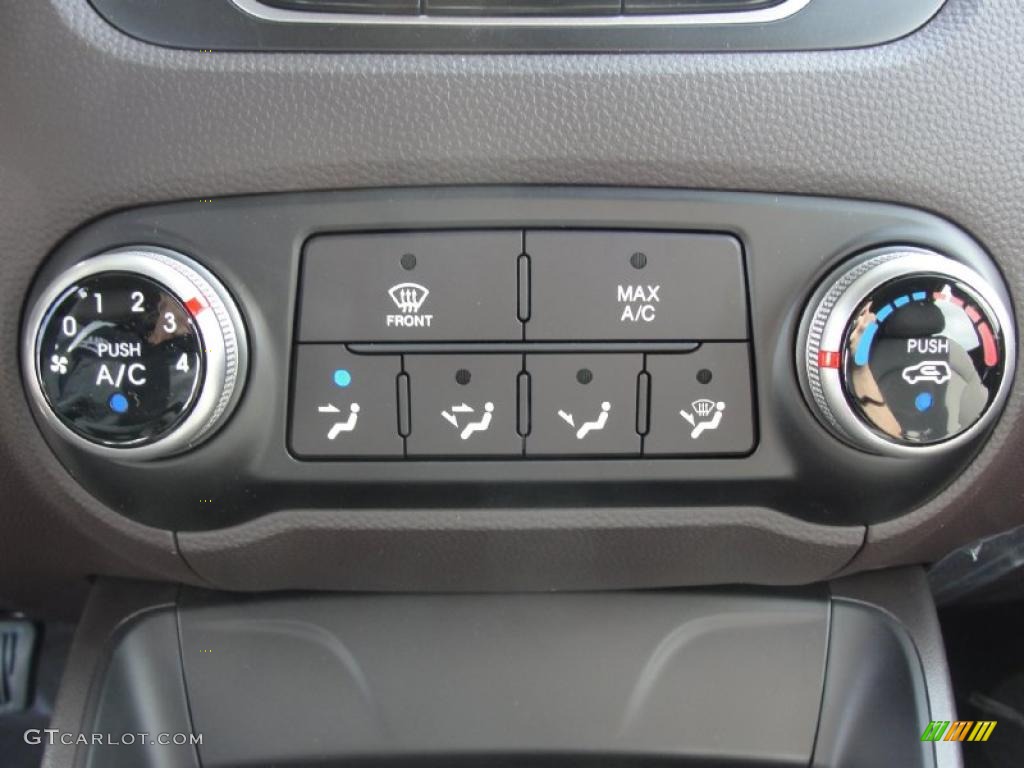 2011 Hyundai Tucson GL Controls Photo #45651093