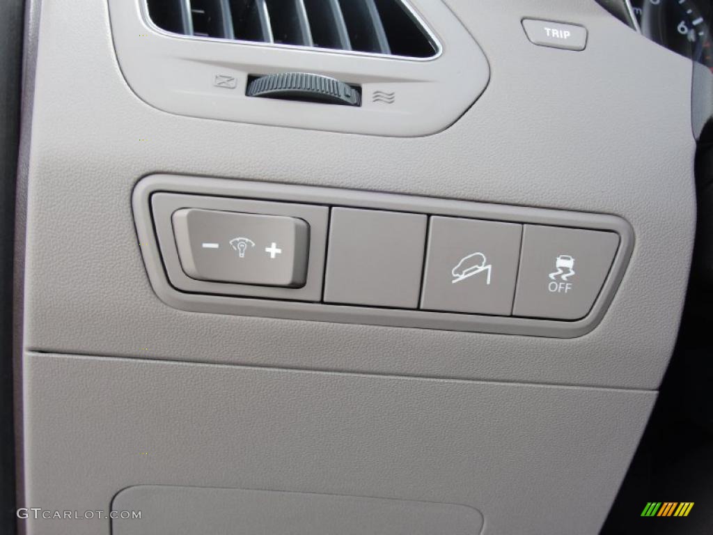 2011 Hyundai Tucson GL Controls Photo #45651197