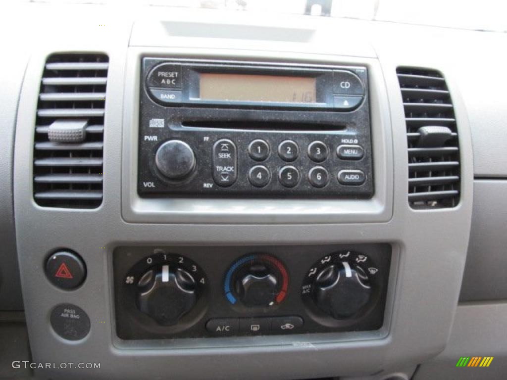 2007 Nissan Frontier SE Crew Cab 4x4 Controls Photo #45663314