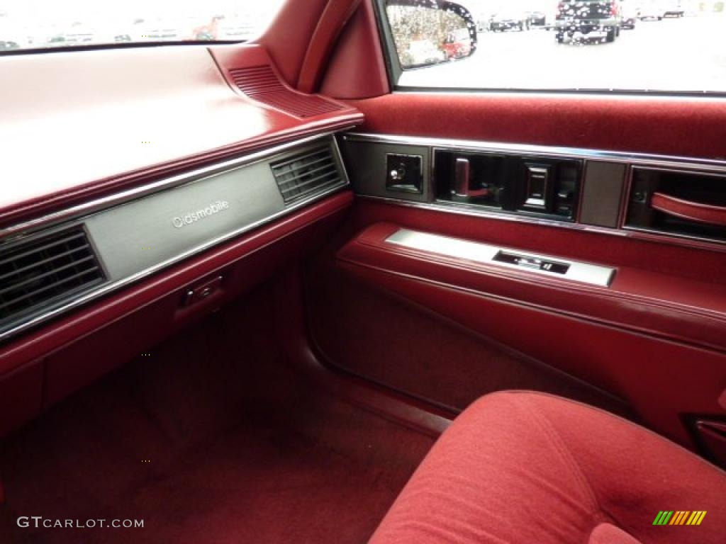 Red Interior 1990 Oldsmobile Eighty-Eight Royale Photo #45681102